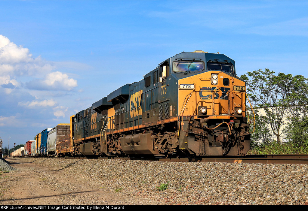 CSX 778 on M-301